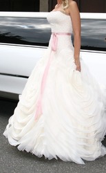 Нежное свадебное платье цвета Айвори с розовым пояском