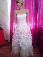 Красивое белоснежное свадебное платье,  расшитое жемчугом